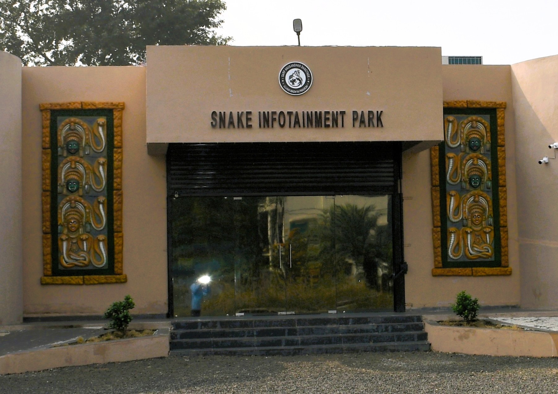 This image has an empty alt attribute; its file name is SNAKE-INFOTAINMENT-PARK.jpg